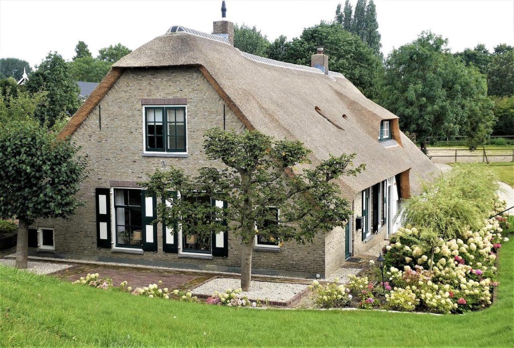 Kunststof rieten dak met authentieke textuur en klassieke uitstraling op een modern huis