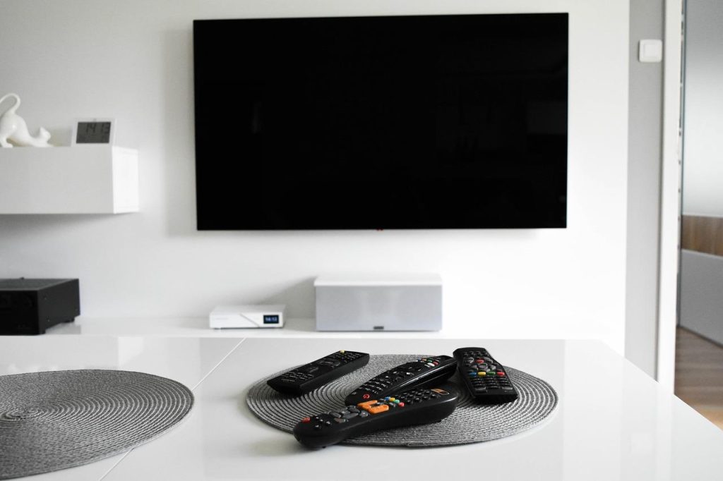 Moderne Smart TV met innovatieve functies zoals streaming, spraakbesturing en schermdeling voor geïntegreerde entertainmenter