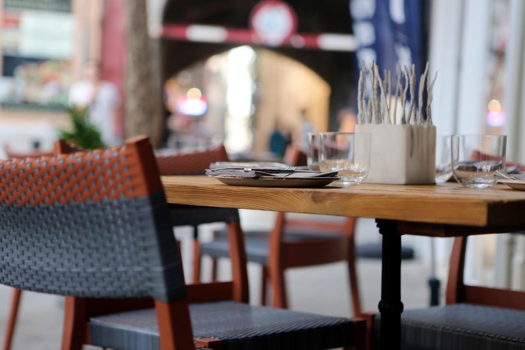 Sfeer en uitstalling van gerechten in een cafetaria in Alkmaar met diverse traditionele Nederlandse snacks