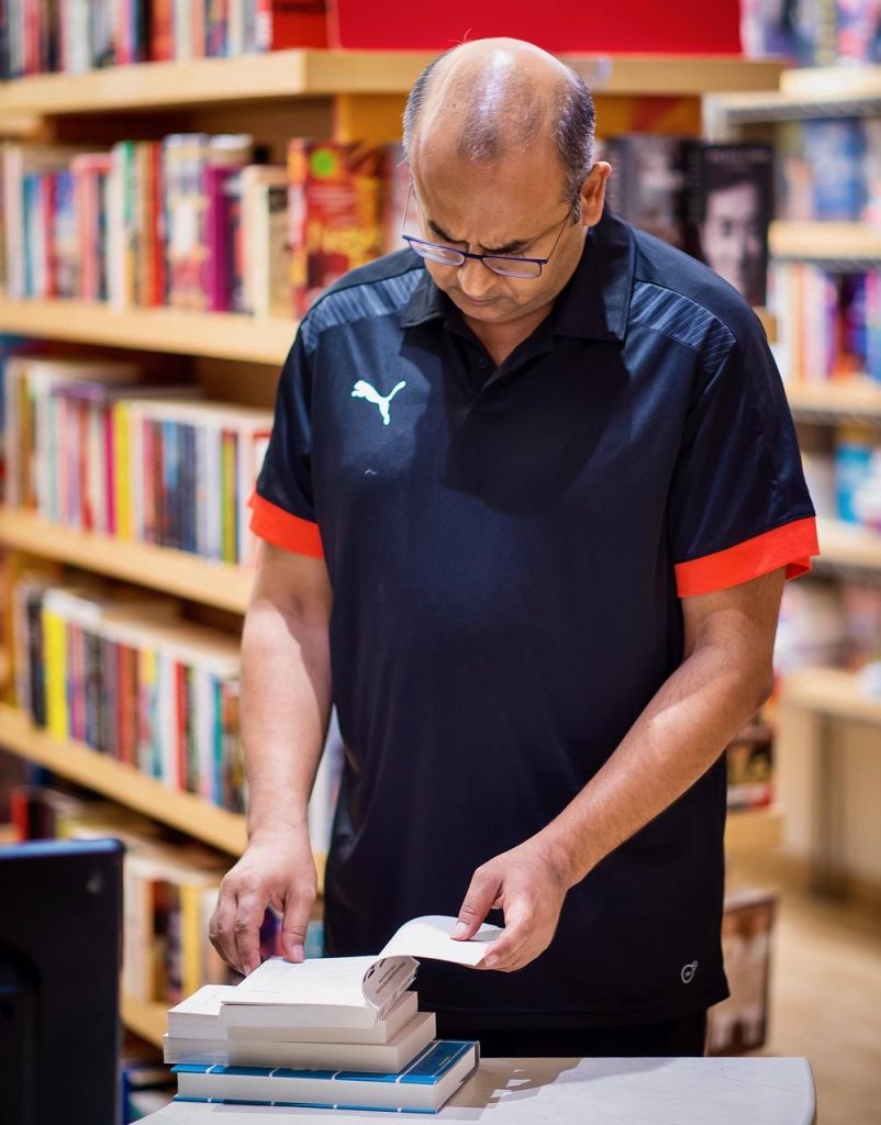 Interieur van Boekhandel in Bergen op Zoom met houten boekenplanken, klassiekers en bestsellers