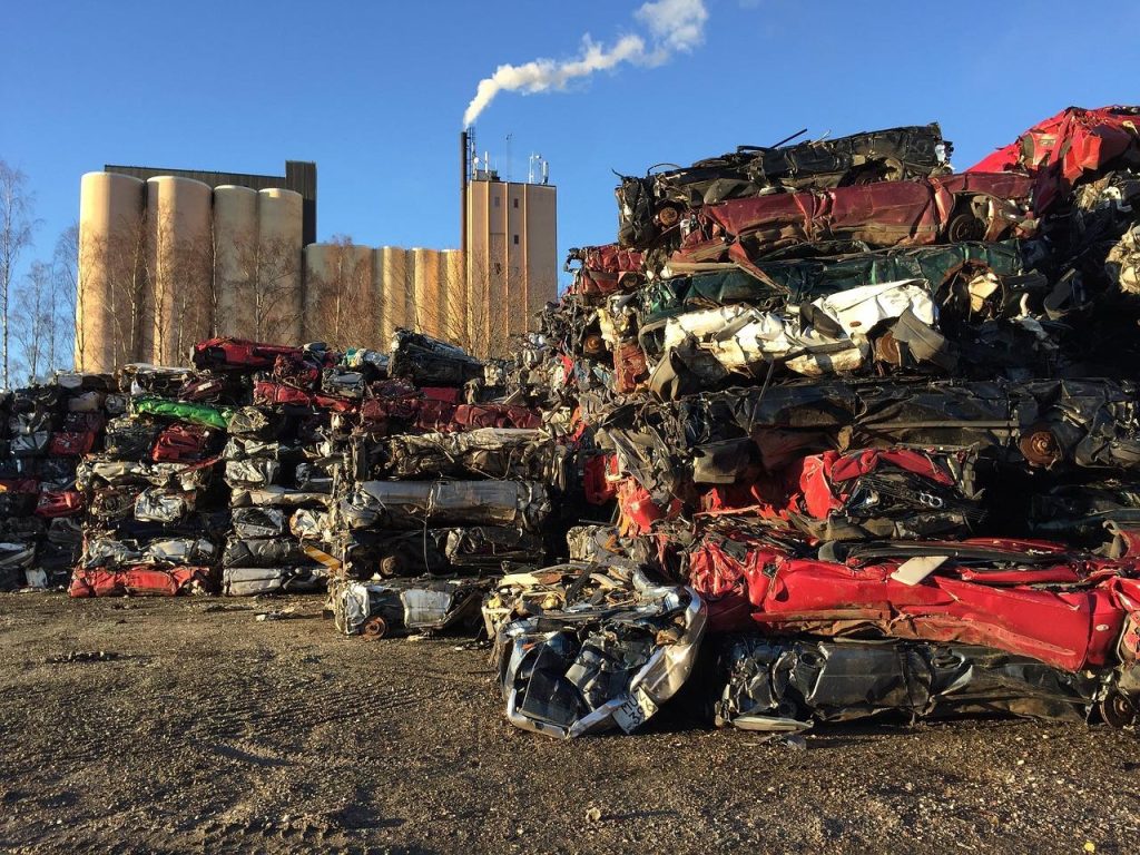Autosloperij in Gouda waar voertuigen worden gerecycled voor duurzaamheid en milieubescherming
