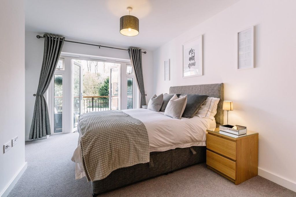 Knus bed and breakfast in Den Haag met versgebakken brood en koffie, zonnestralen stromen door het raam