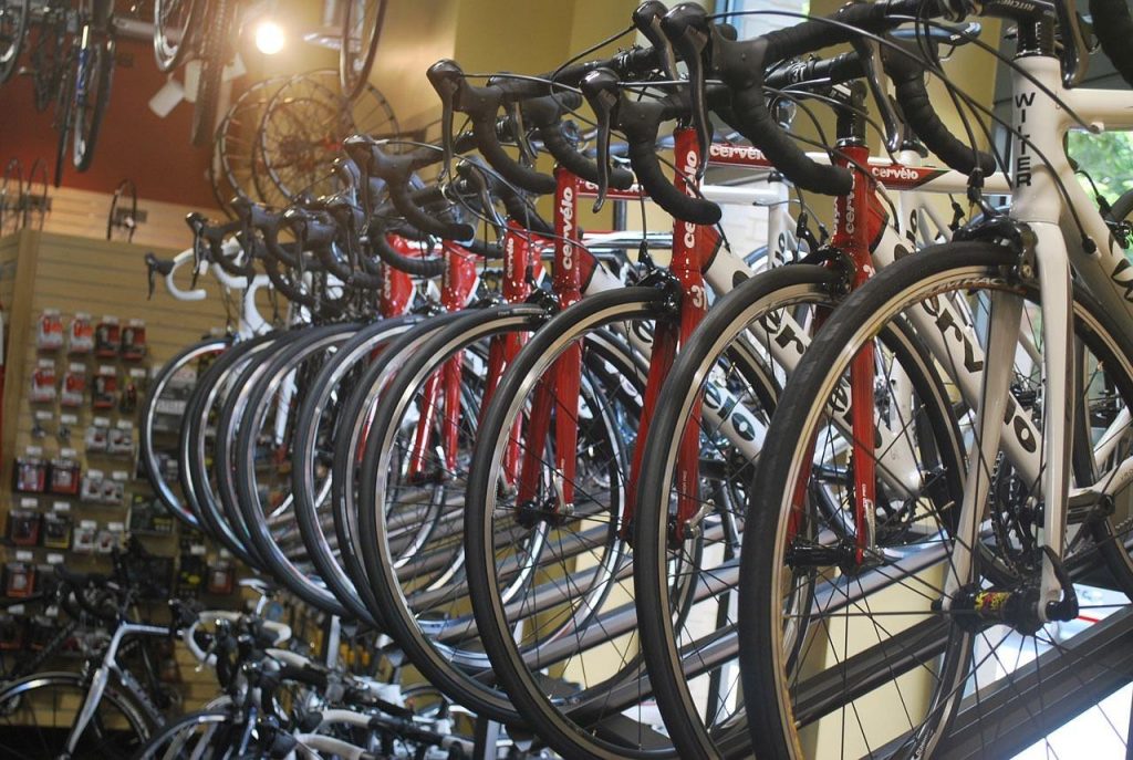 Moderne overdekte fietsenstalling in Hoogvliet met beveiligingscamera's en veilige parkeervakken voor fietsers