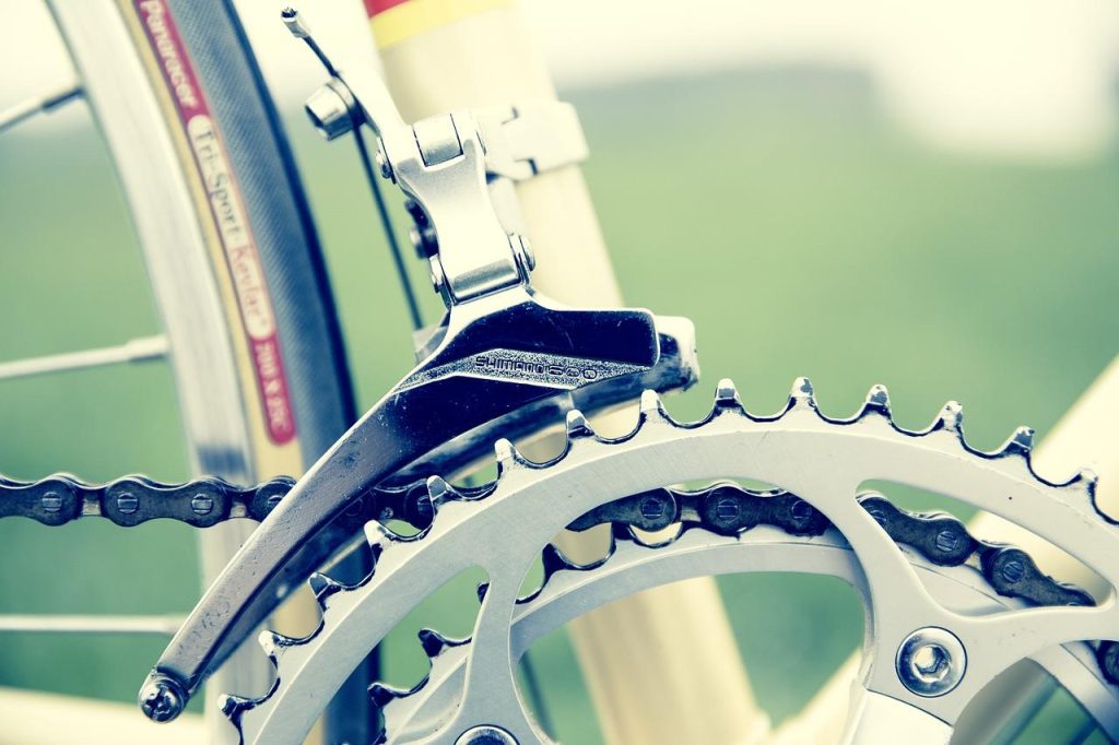 Professionele fietsenmaker in Wageningen voert onderhoud uit aan fiets met gereedschap